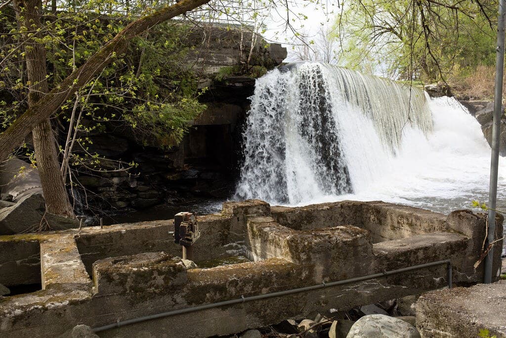 Le barrage et sa chute, avec les fondations de pierre du moulin au premier plan