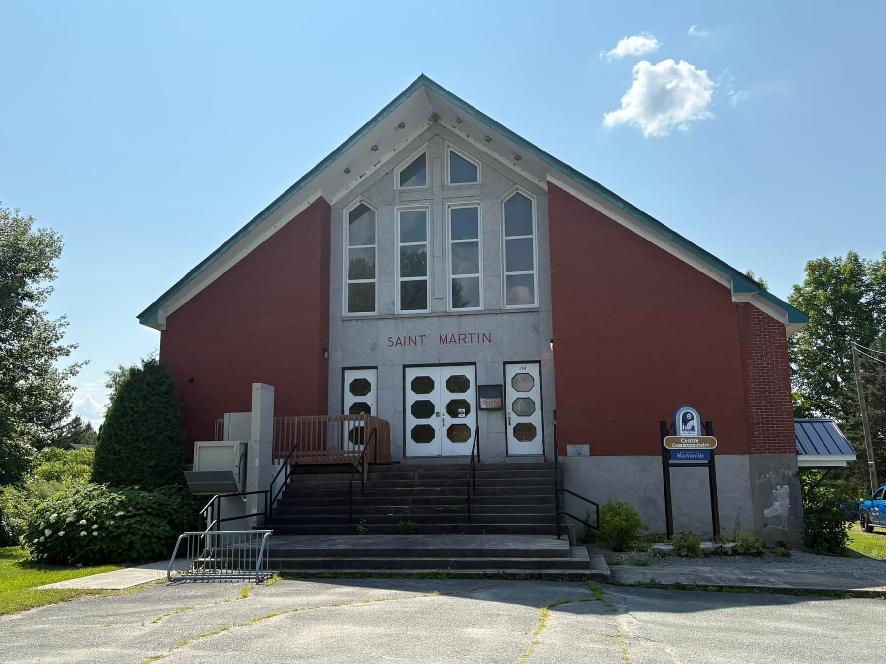 Façade avant du Centre Saint-Martin, sa verrière en ogive et sa plateforme élévatrice