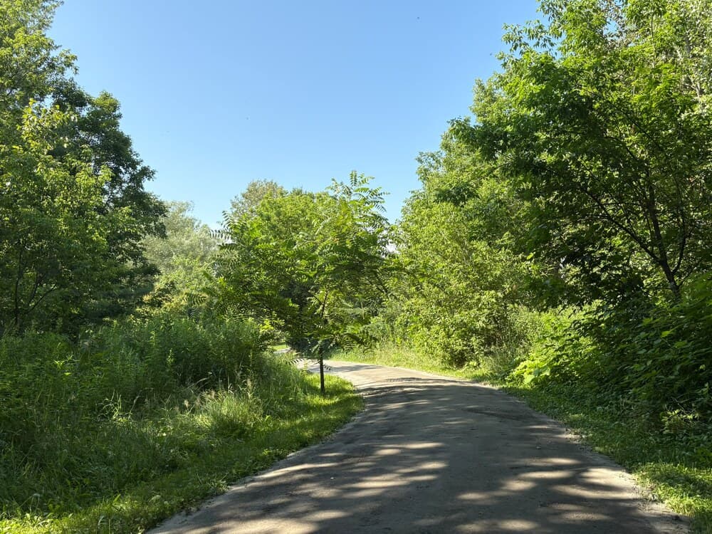 Le chemin de gravier du Sentier de la Meunerie, vu depuis l'entree secondaire au bout de la rue Antoine